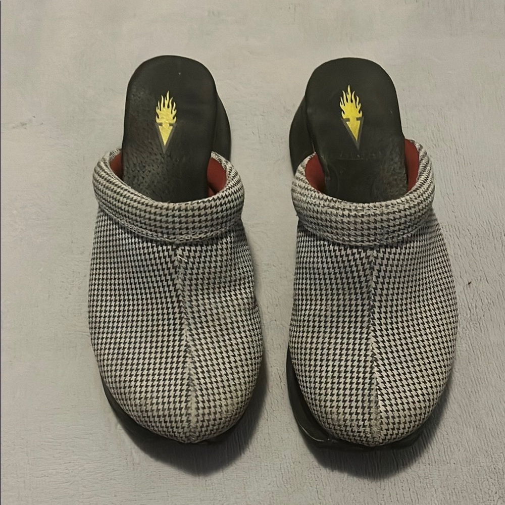 Volatile Houndstooth Mule